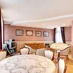 Aristocratic, Elegant, Designer Top Central Apartment